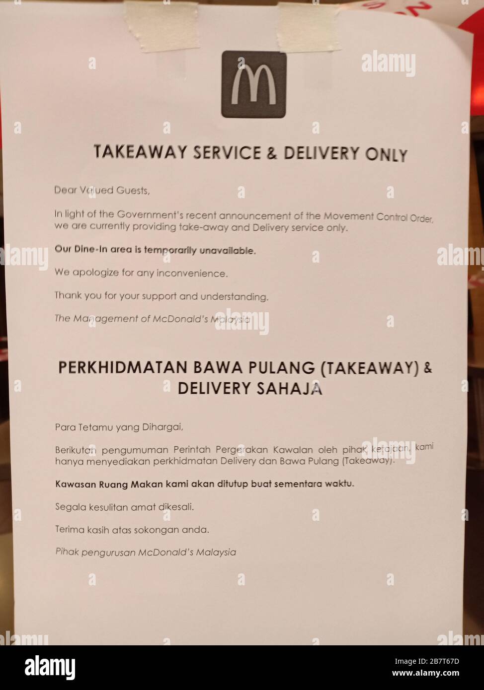 Restaurants vides dans le supermarché Tesco à Tanjung Totong, Penang, Malaisie, le 18 mars 2020. La cour alimentaire et les restaurants sont ouverts à emporter seulement pour empêcher la propagation du coronavirus. McDonald's a mis un panneau indiquant que la zone de restauration n'est pas disponible. Les gens se sont enfermés dans les supermarchés pour stocker de la nourriture et d'autres produits de première nécessité quotidiens après que la Malaisie ait annoncé une restriction de voyage de 2 semaines à partir du 18 mars. Le premier cas positif de coronavirus a été signalé à Penang plus tôt ce mois-ci. (Photo par AFLO) Banque D'Images