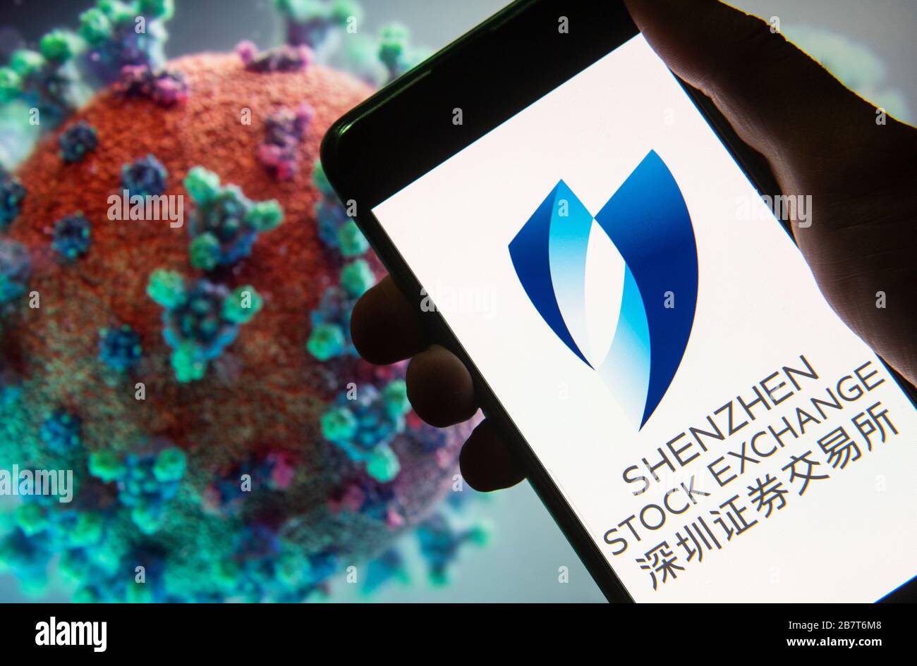 Chine. 18 mars 2020. Dans cette illustration photo, un logo de l'indice boursier de Shenzhen apparaît sur un smartphone avec un modèle d'ordinateur du coronavirus COVID-19 sur l'arrière-plan. Crédit: SOPA Images Limited/Alay Live News Banque D'Images