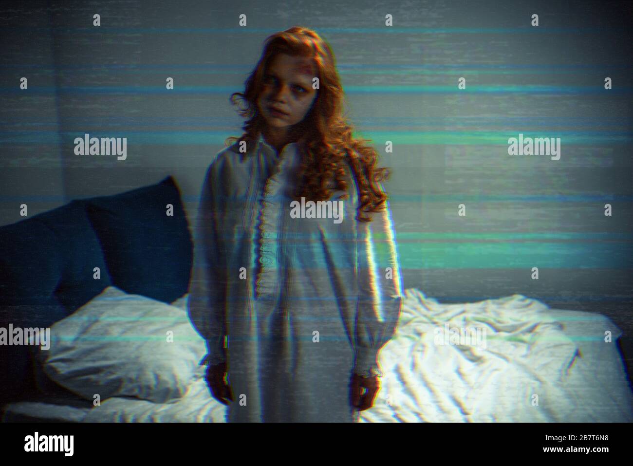 femme demoniacale dans la nuit debout dans la chambre avec le bruit de la télévision Banque D'Images