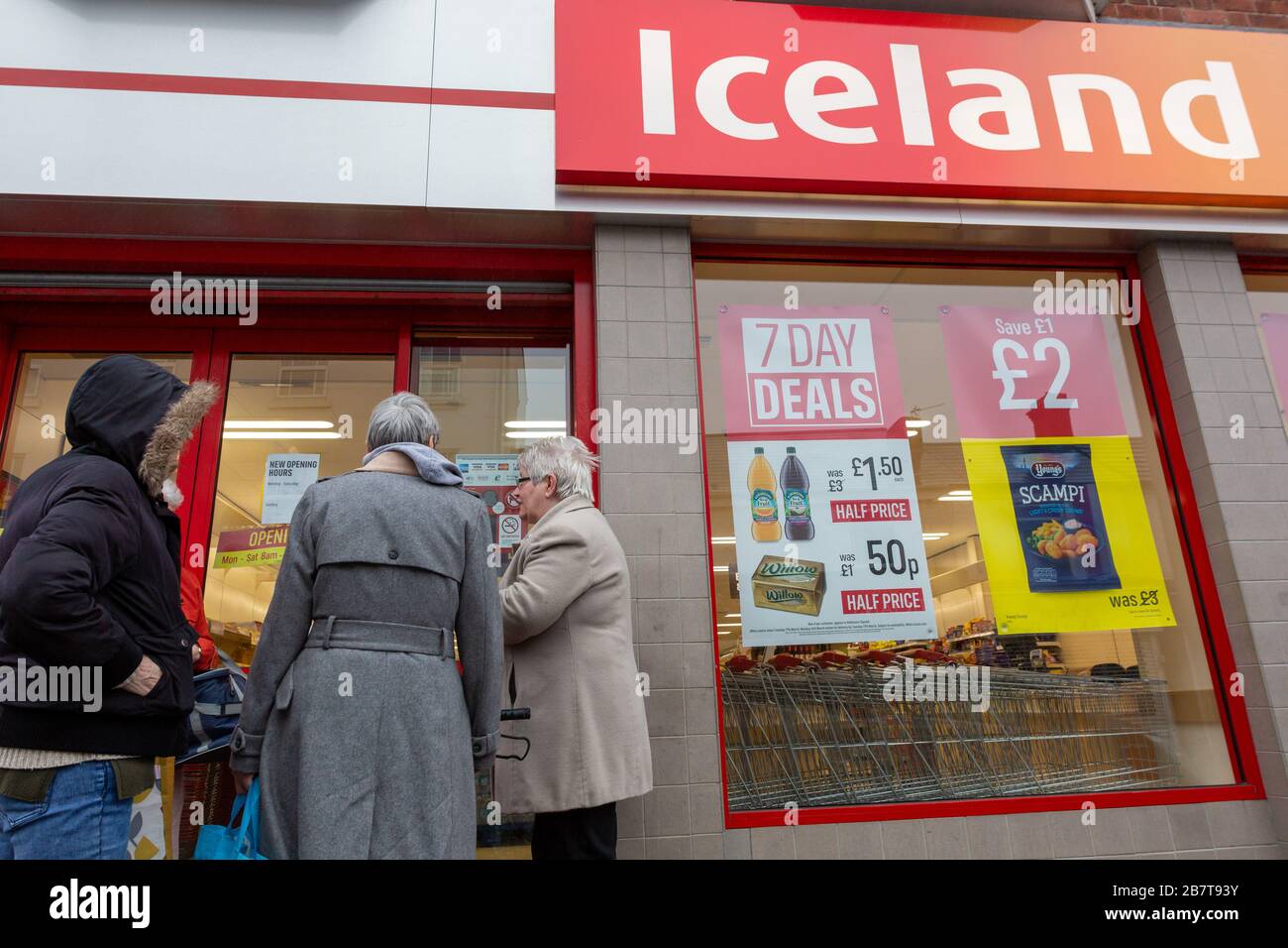 Blackheath, West Midlands, Royaume-Uni. 18 mars 2020. Après une pression croissante pour ouvrir les retraités, les personnes handicapées et les plus de 70 ans, cette branche de l'Islande ouvre ses portes à 8,45 pour deux heures, permettant seulement pour ces sections de la communauté. Quiconque ne s'est pas installé dans ces groupes a été poliment retourné à la porte. Crédit: Peter Loppeman/Alay Live News Banque D'Images