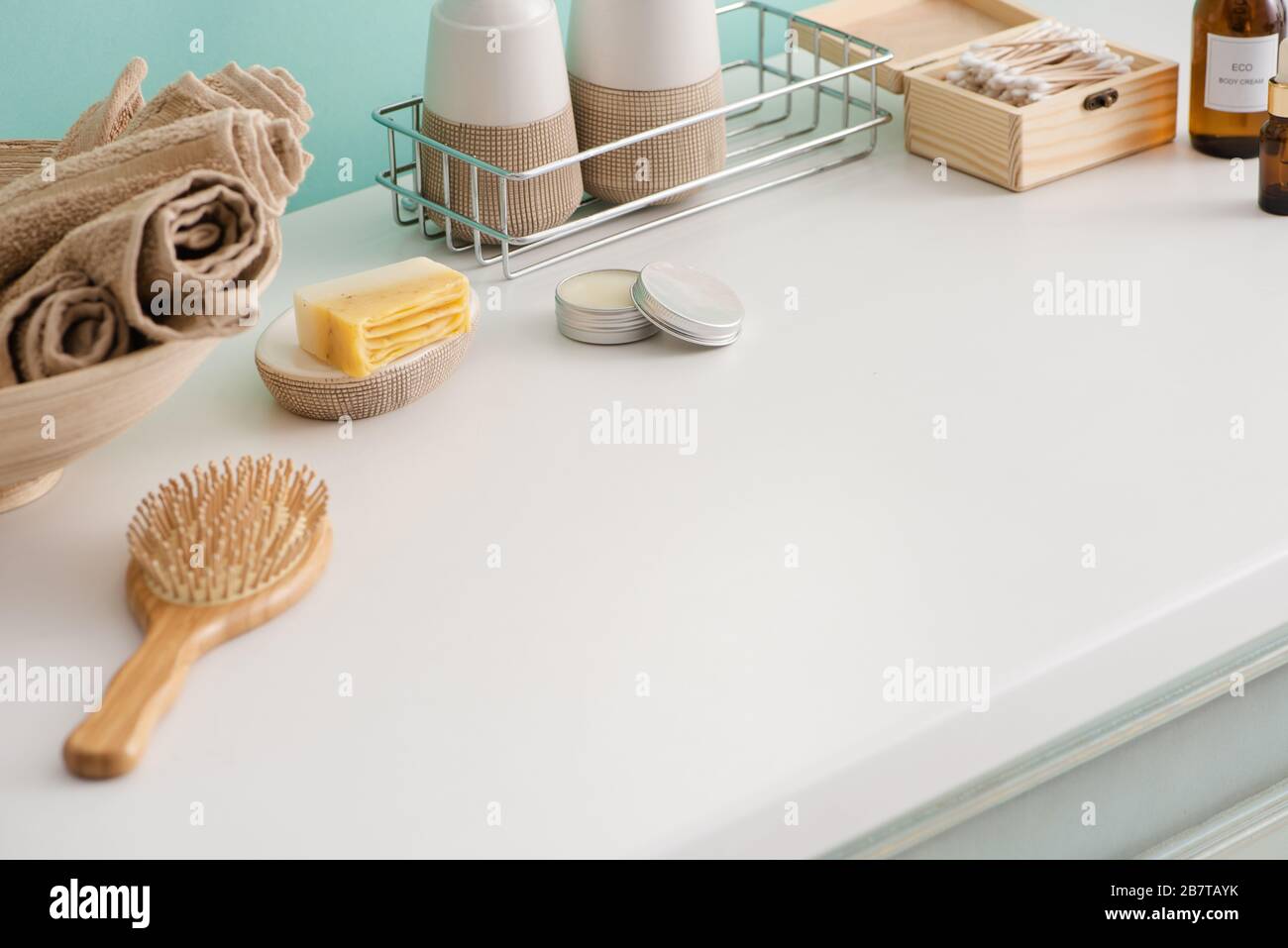 Bol avec serviettes, produits cosmétiques et d'hygiène dans la salle de bain, concept zéro déchet Banque D'Images