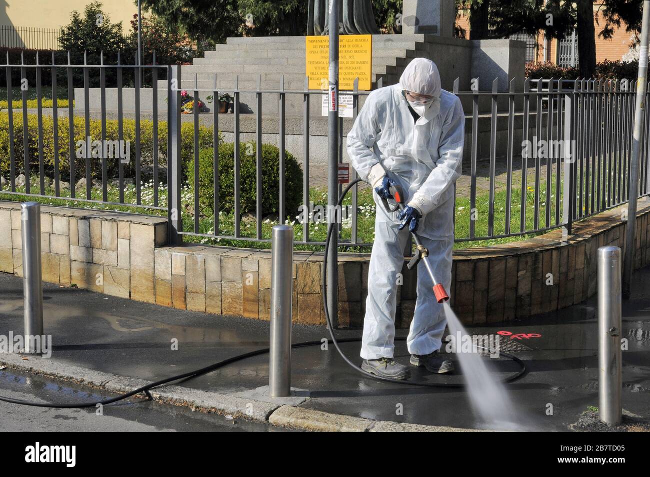 - épidémie du virus Covid-19 en Italie, intervention extraordinaire de désinfection avec liquide désinfectant dans les rues de Milan - Epidemia di virus Covid-19 en Italie, intervento straordinario di sanificazione liquido désinfectante delle strade Milano Banque D'Images