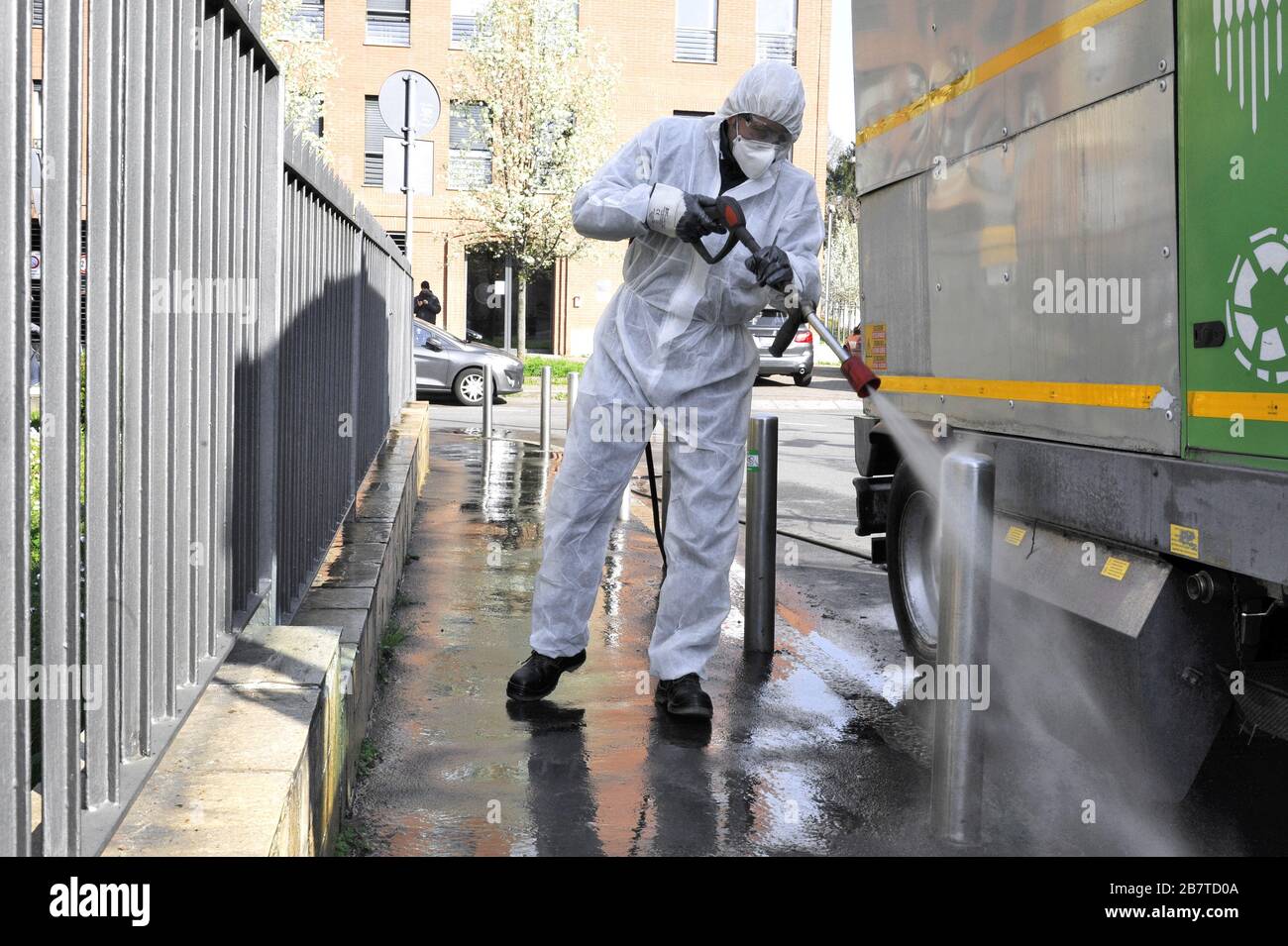 - épidémie du virus Covid-19 en Italie, intervention extraordinaire de désinfection avec liquide désinfectant dans les rues de Milan - Epidemia di virus Covid-19 en Italie, intervento straordinario di sanificazione liquido désinfectante delle strade Milano Banque D'Images