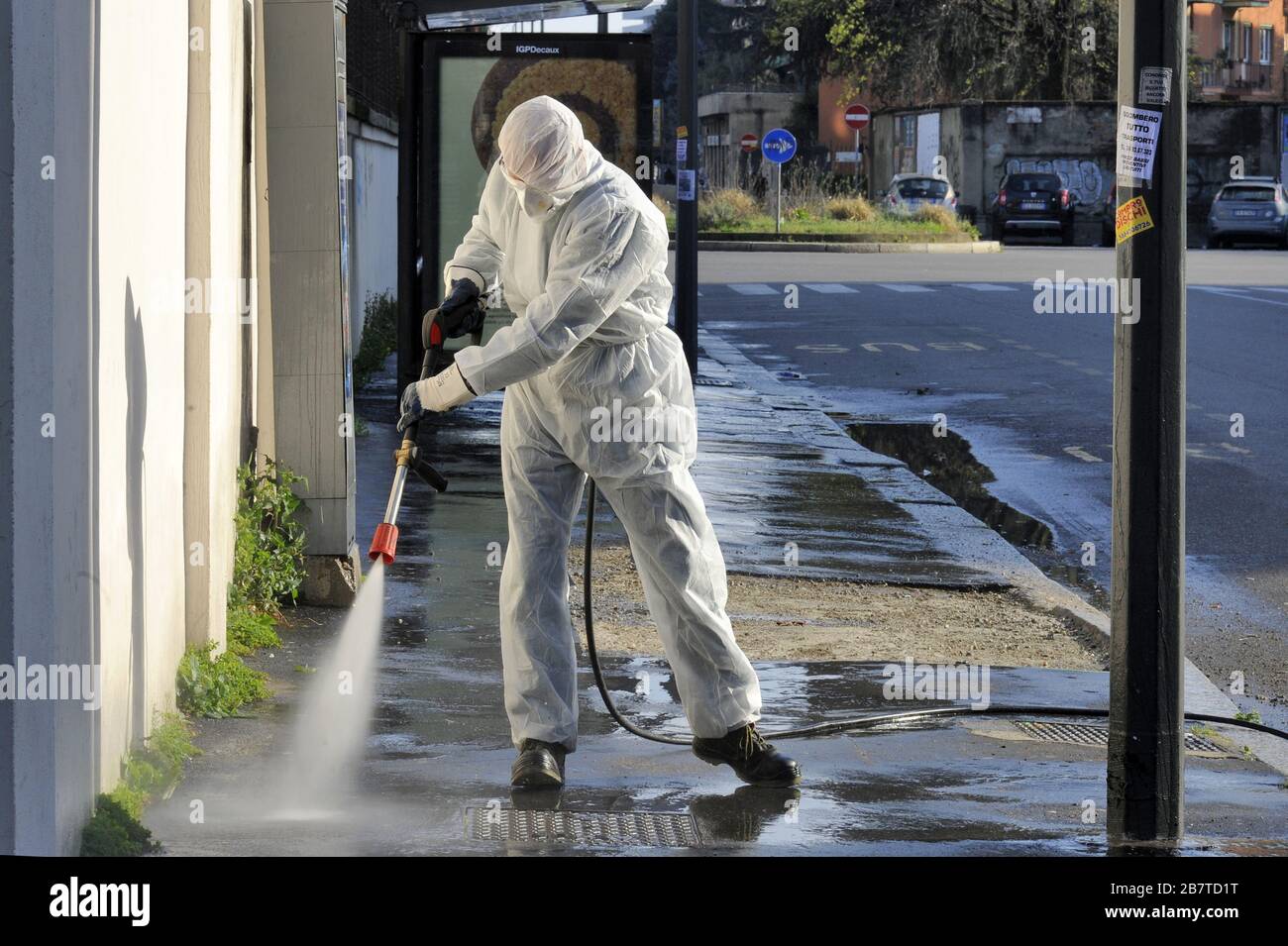 - épidémie du virus Covid-19 en Italie, intervention extraordinaire de désinfection avec liquide désinfectant dans les rues de Milan - Epidemia di virus Covid-19 en Italie, intervento straordinario di sanificazione liquido désinfectante delle strade Milano Banque D'Images