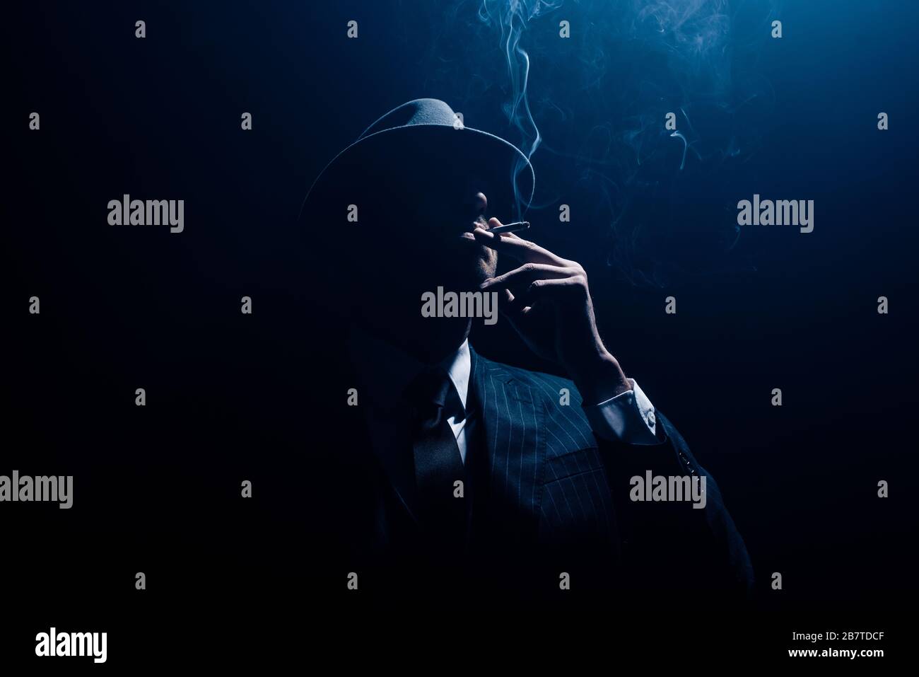 Silhouette man smoking cigarette in Banque de photographies et d'images à  haute résolution - Alamy