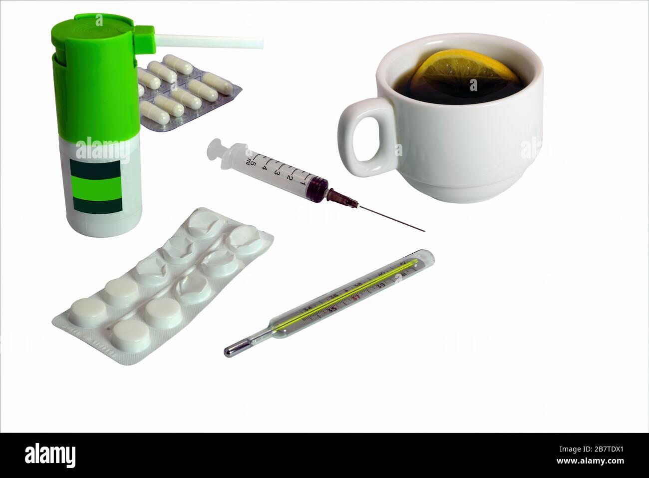 Kit de traitement contre le froid et la grippe. Pilules, spray de gorge, thermomètre, tasse de thé, recette sur fond blanc. Thérapie de soins de santé. Banque D'Images