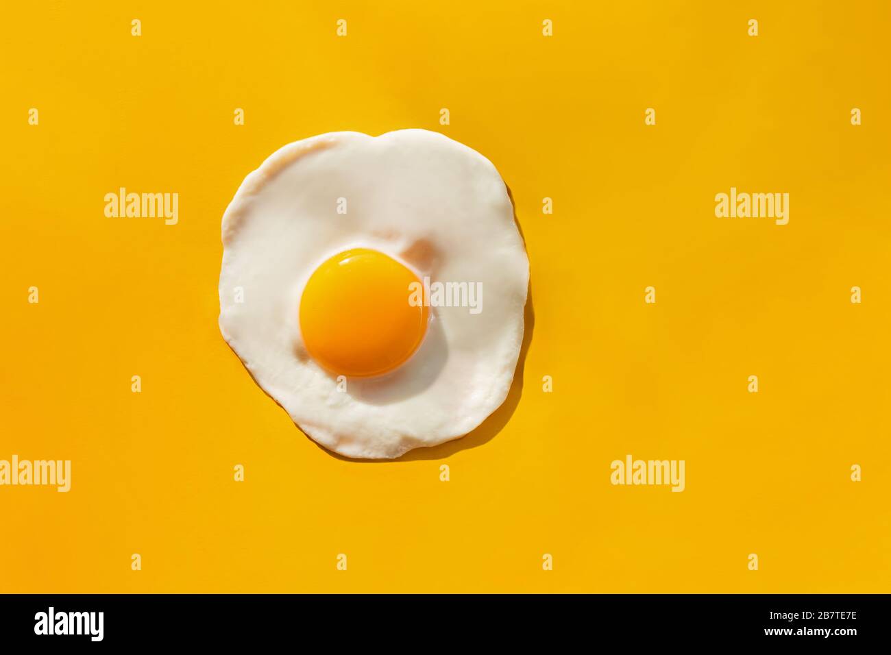 Oeuf frit sur fond jaune Banque D'Images