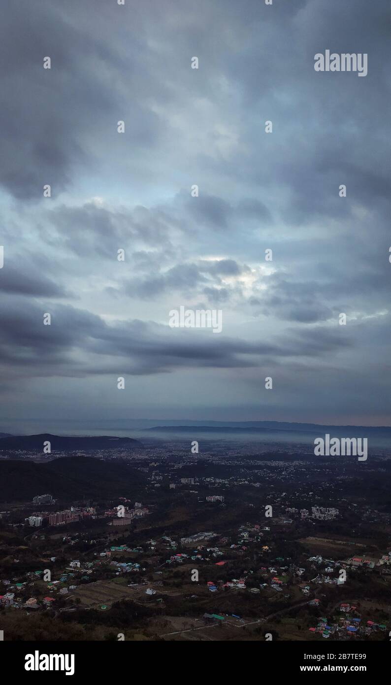 Cloudscape sur la chaîne de montagne Banque D'Images