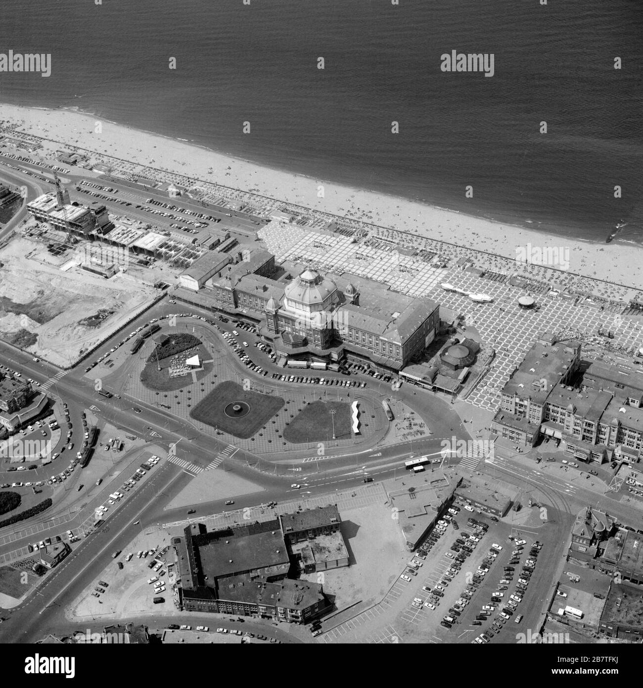 Scheveningen, Hollande, 20 - 1975: Photo aérienne historique en noir et blanc du Kurhaus près de la plage de Scheveningen, quartier de la ville De La Banque D'Images