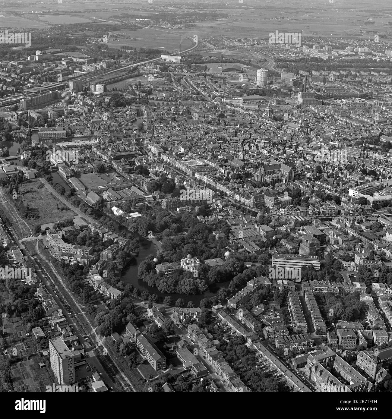 Leiden, Hollande, 17 juillet - 1977: Photo aérienne historique en noir et blanc de l'Observatoire de Leiden, Sterrewacht Leiden, l'institut astronomique o Banque D'Images