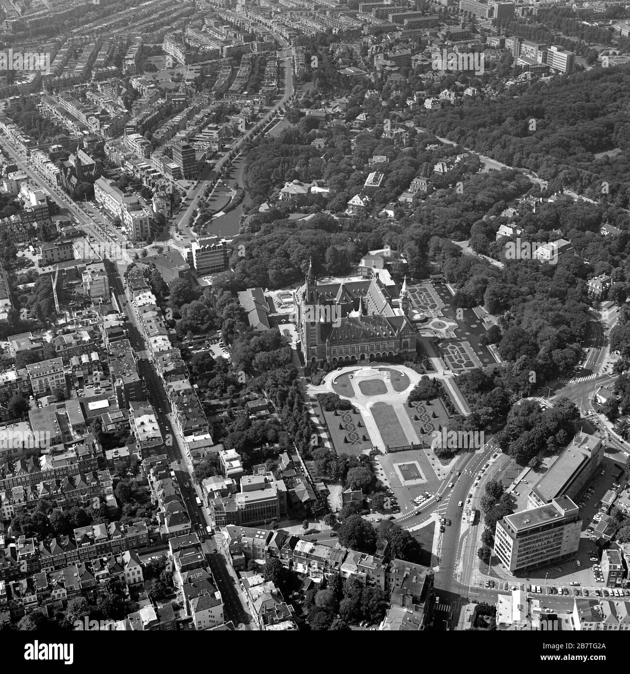 La Haye, Pays-Bas, 4 juillet 1977 : photo aérienne historique en noir et blanc du Palais de la paix qui abrite la Cour internationale de Justice et Banque D'Images