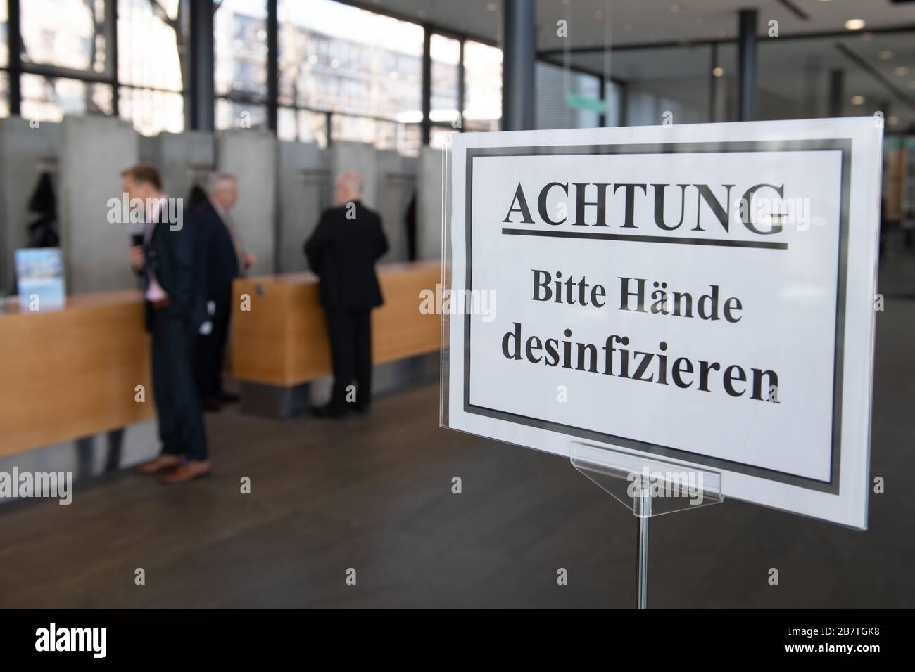 Dresde, Allemagne. 18 mars 2020. Un panneau indiquant « attention Veuillez désinfecter les mains » s'affiche dans le foyer du Landtag avant le début de la session plénière. En raison de la propagation du nouveau coronavirus, le Landtag ne se réunira que mercredi cette semaine. Le deuxième jour de la séance est annulé. Crédit: Sebastian Kahnert/dpa-Zentralbild/dpa/Alay Live News Banque D'Images