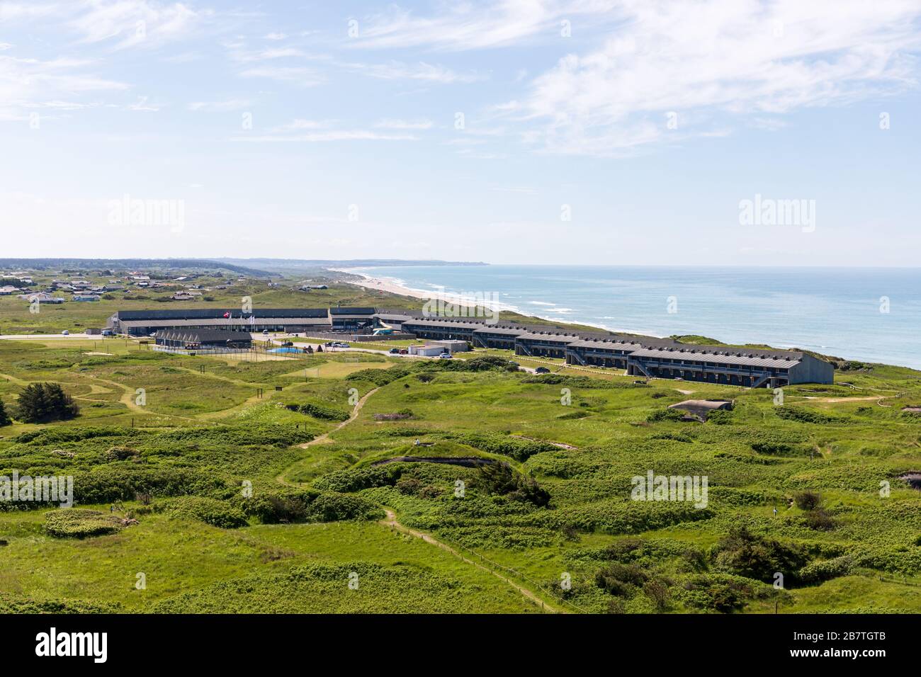 Hôtel Fyrklit, conçu par Friis & Moltke (1976), vue du phare de Hirtshals; Hirtshals, Danemark Banque D'Images