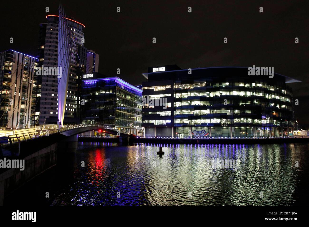 MediaCityUK BBC bâtiments, vu la nuit, à Salford Quays, près de Manchester, Angleterre. - 14 mars 2020 photo d'Andrew Higgins/Thousand Word Media Banque D'Images