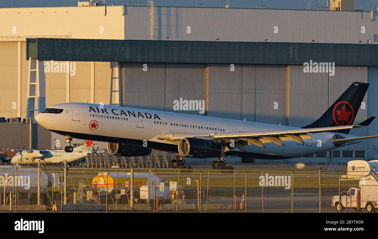 Richmond, Colombie-Britannique, Canada. 17 mars 2020. Un Airbus A330-300 (C-GEGC) d'Air Canada débarque à l'aéroport international de Vancouver le mardi 17 mars 2020. Crédit: Bayne Stanley/ZUMA Wire/Alay Live News Banque D'Images