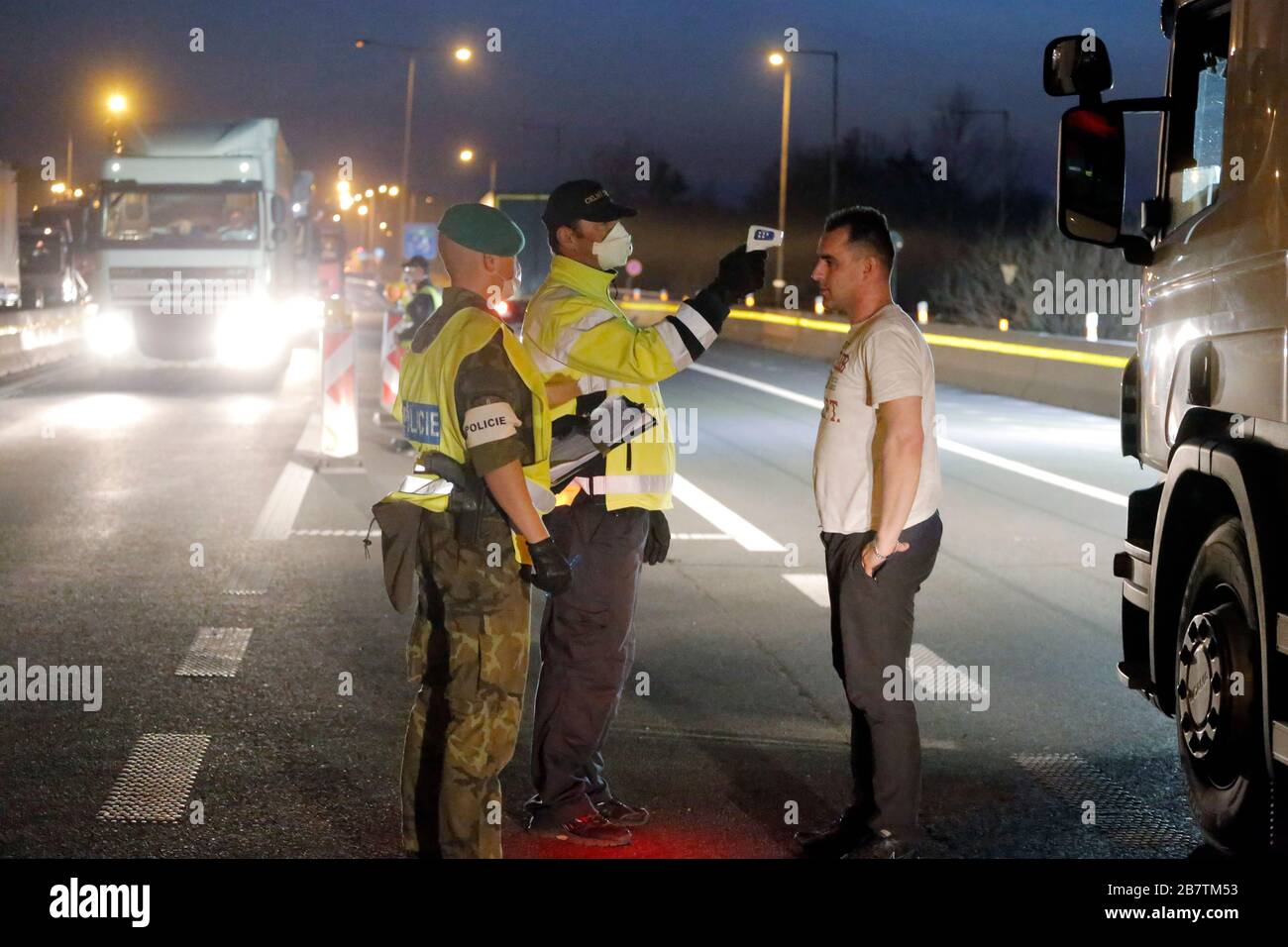 Les policiers tchèques effectuent des contrôles médicaux et des mesures de température de Les conducteurs au poste frontière de Cesky Tesin-Cieszyn entre la Pologne et Le Czec Banque D'Images