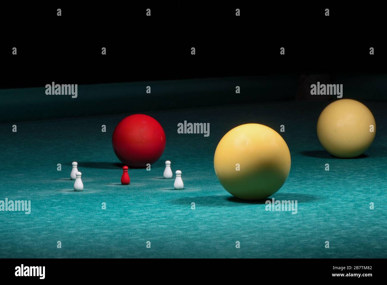 Jeu de billard italien à cinq broches. Trois boules de billard sur la table verte. Banque D'Images