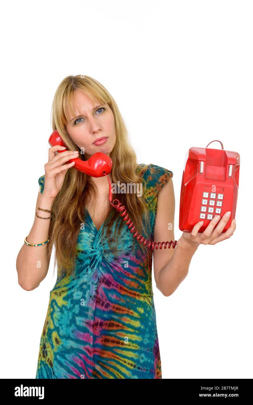 Portrait d'une belle femme blonde utilisant un vieux téléphone Banque D'Images