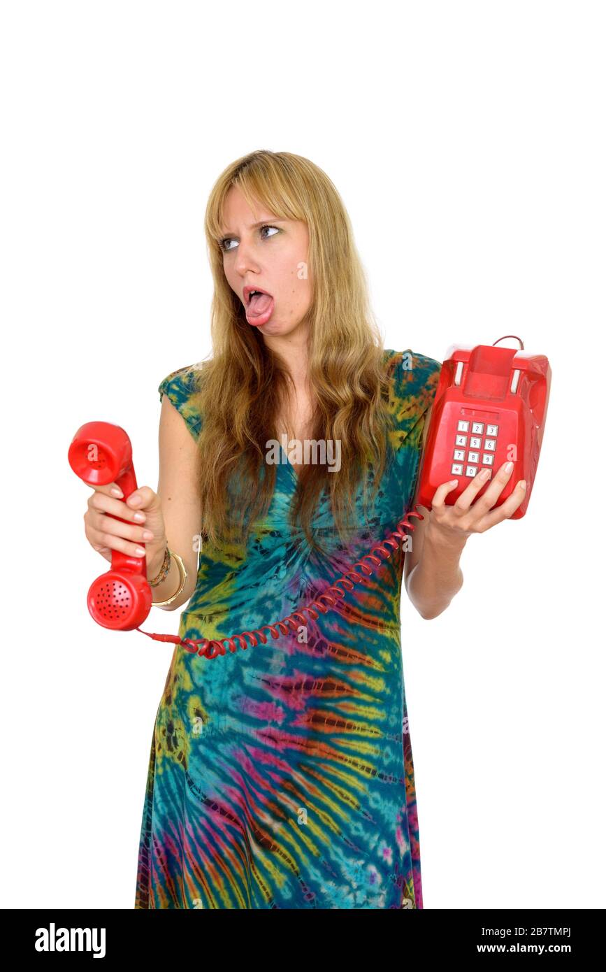 Portrait de femme blonde stressée tenant le vieux téléphone et regardant ennuyé Banque D'Images