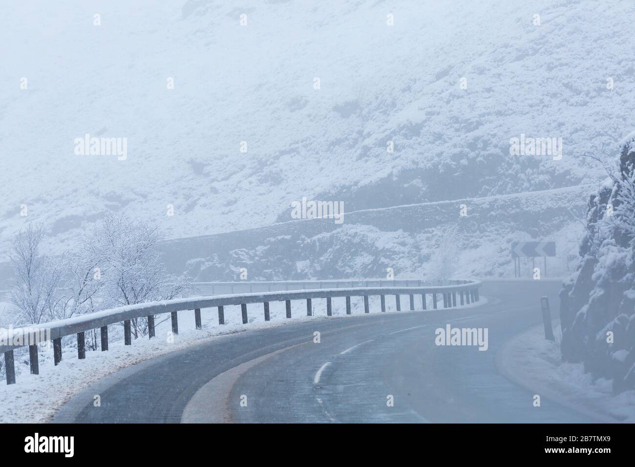 Virages sur la route de l'A82 le jour de l'hiver dans des conditions enneigées autour de Rannoch Moor, Highlands, Ecosse en hiver Banque D'Images