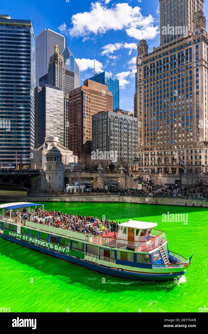 Bâtiment de Chicago et paysage urbain lors de la journée de Saint Patrick autour de la promenade de la rivière de Chicago avec une rivière de teinture de couleur verte dans le centre-ville de Chicago, illinois, États-Unis, corbeau Banque D'Images