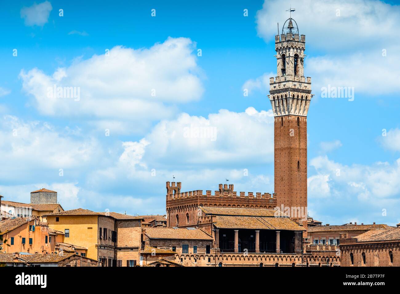 Le centre historique de Sienne, en Toscane, avec l'arrière du Palazzo ç'ico et de la Torre del Mangia depuis un sentier près du Monastero di Sant'Agostino. Banque D'Images