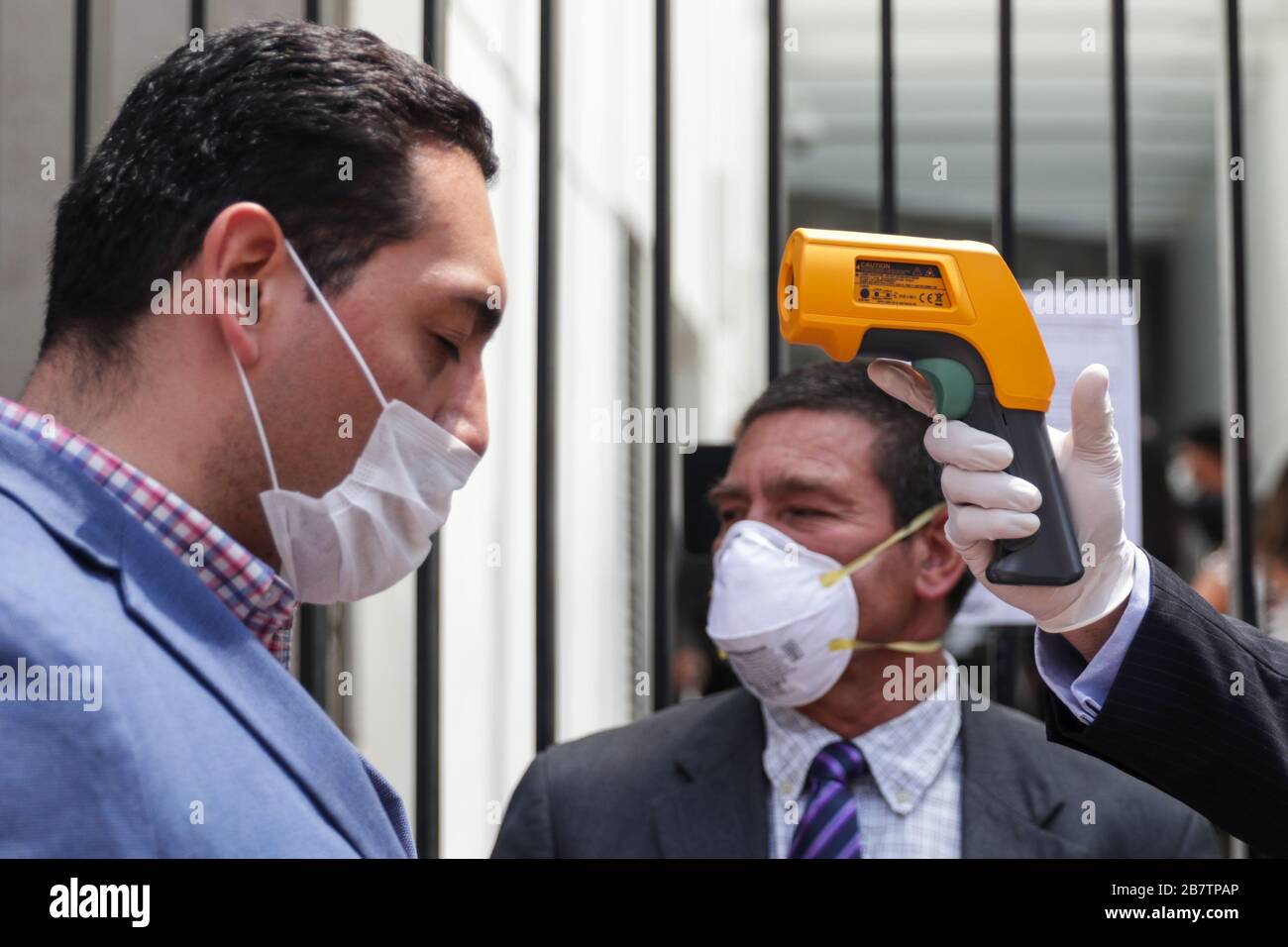 Mexico, Mexique. 17 mars 2020. Un membre du personnel vérifie la température corporelle d'un homme à l'entrée du Sénat mexicain à Mexico, au Mexique, le 17 mars 2020. Crédit: Francisco Canedo/Xinhua/Alay Live News Banque D'Images