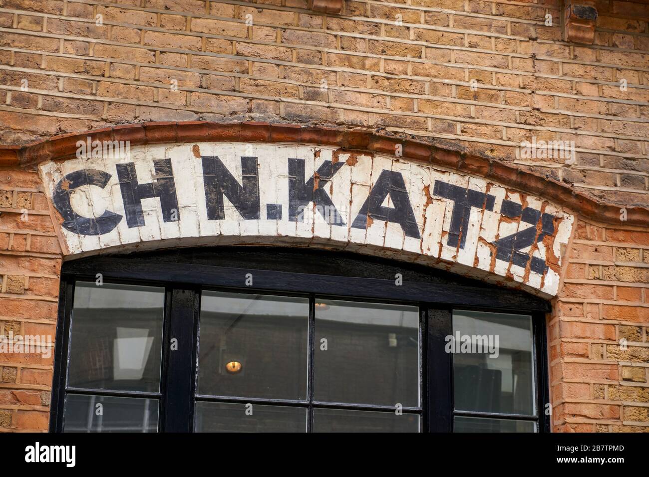 Panneau « ch N. Katz » peint sur l'arche de fenêtre en brique à 92 Brick Lane, Londres. Maintenant une galerie d'art, c'est un ancien grossiste de ficelle et de sac en papier Banque D'Images