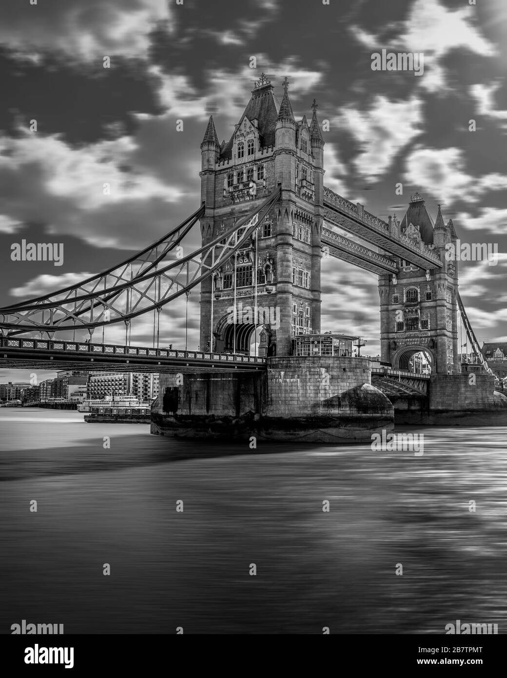 Tower Bridge en noir et blanc, Londres, Royaume-Uni. Exposition longue à Londres Banque D'Images