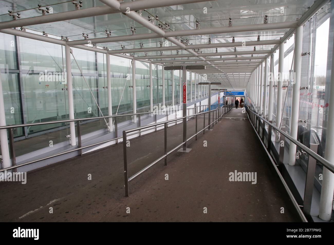 Aéroport de Stansted, Royaume-Uni. 18 mars 2020. Les personnes arrivant à un aéroport Stansted très déserté réveillant des masques et des gants de protection pendant la crise de Coronavirus. Crédit: Jason Mitchell/Alay Live News Banque D'Images