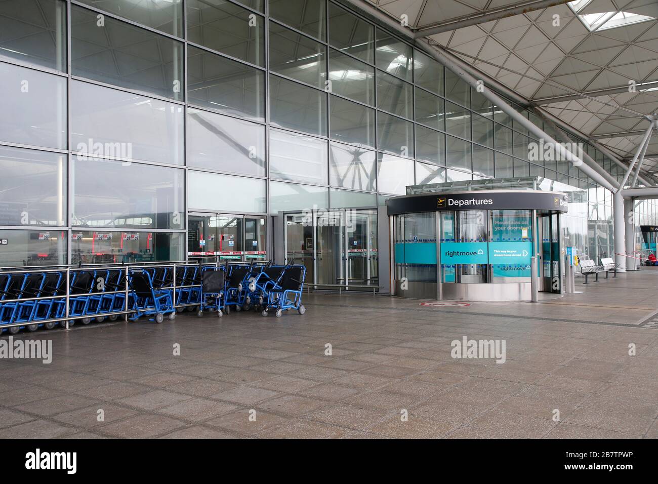 Aéroport de Stansted, Royaume-Uni. 18 mars 2020. Les personnes arrivant à un aéroport Stansted très déserté réveillant des masques et des gants de protection pendant la crise de Coronavirus. Crédit: Jason Mitchell/Alay Live News Banque D'Images