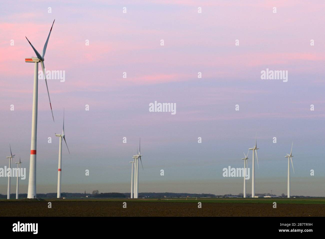 Éoliennes, parc d'éoliennes, parc d'éoliennes, parc d'éoliennes, moulins à vent, énergie éolienne sur les terres agricoles, énergie renouvelable avec air pollué au-dessus de l'horizont, NRW, Allemagne. Banque D'Images