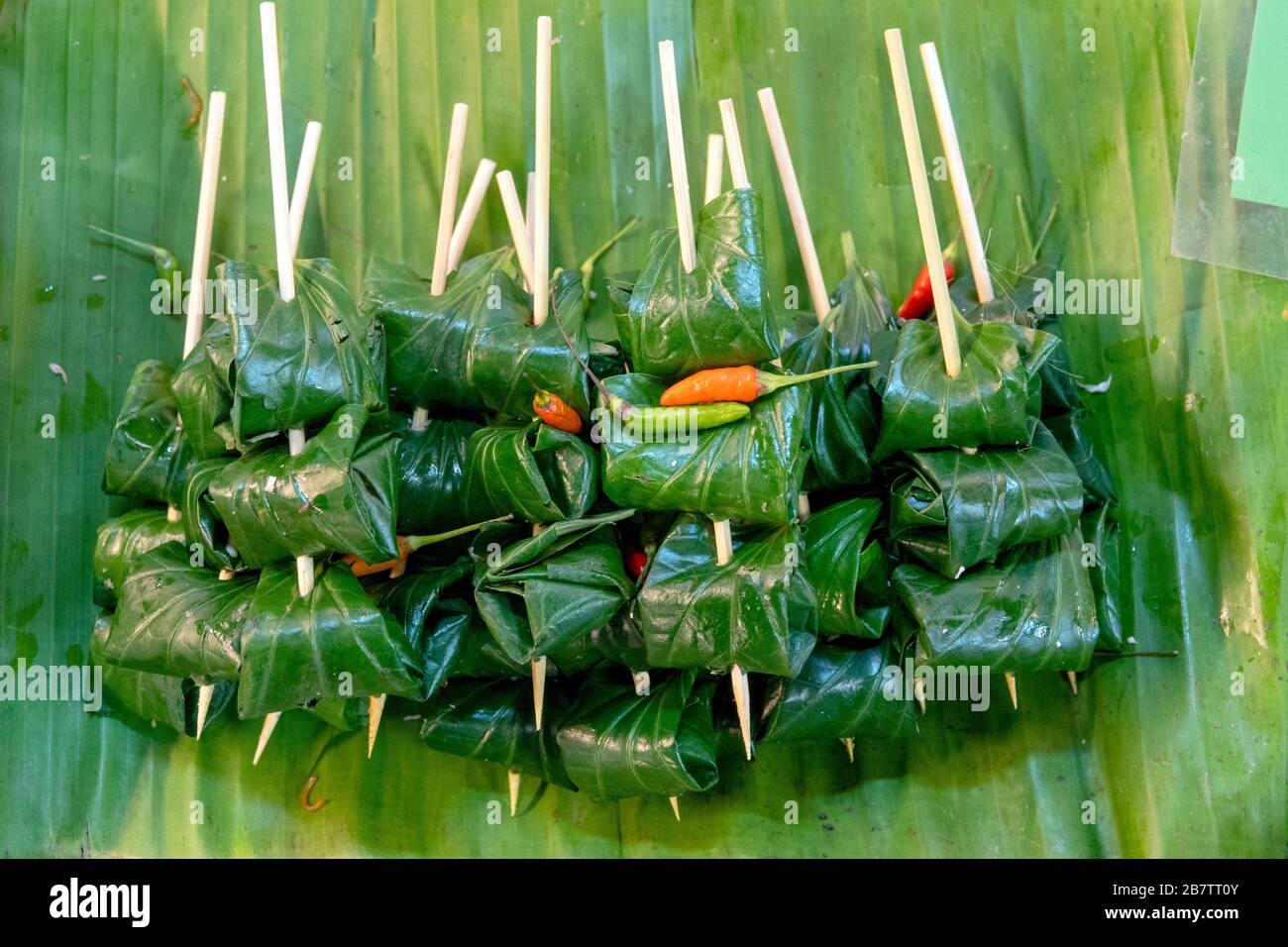 Khao tom, dessert thaïlandais traditionnel et laotien composé de riz cuit cuit à la vapeur assaisonné enveloppé de feuilles de banane Banque D'Images