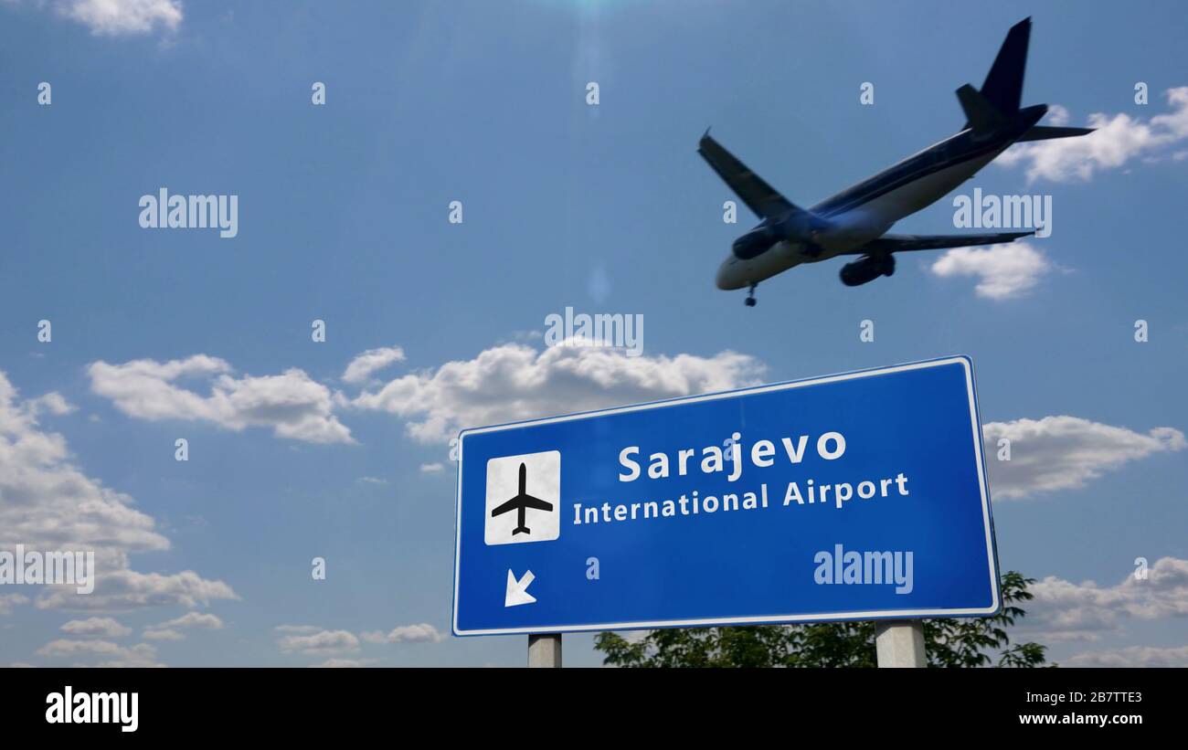 Atterrissage en avion à Sarajevo, Bosnie-Herzégovine, BH, Bosnie-Herzégovine. Arrivée de la ville avec panneau de direction de l'aéroport international. Voyage, transpo Banque D'Images