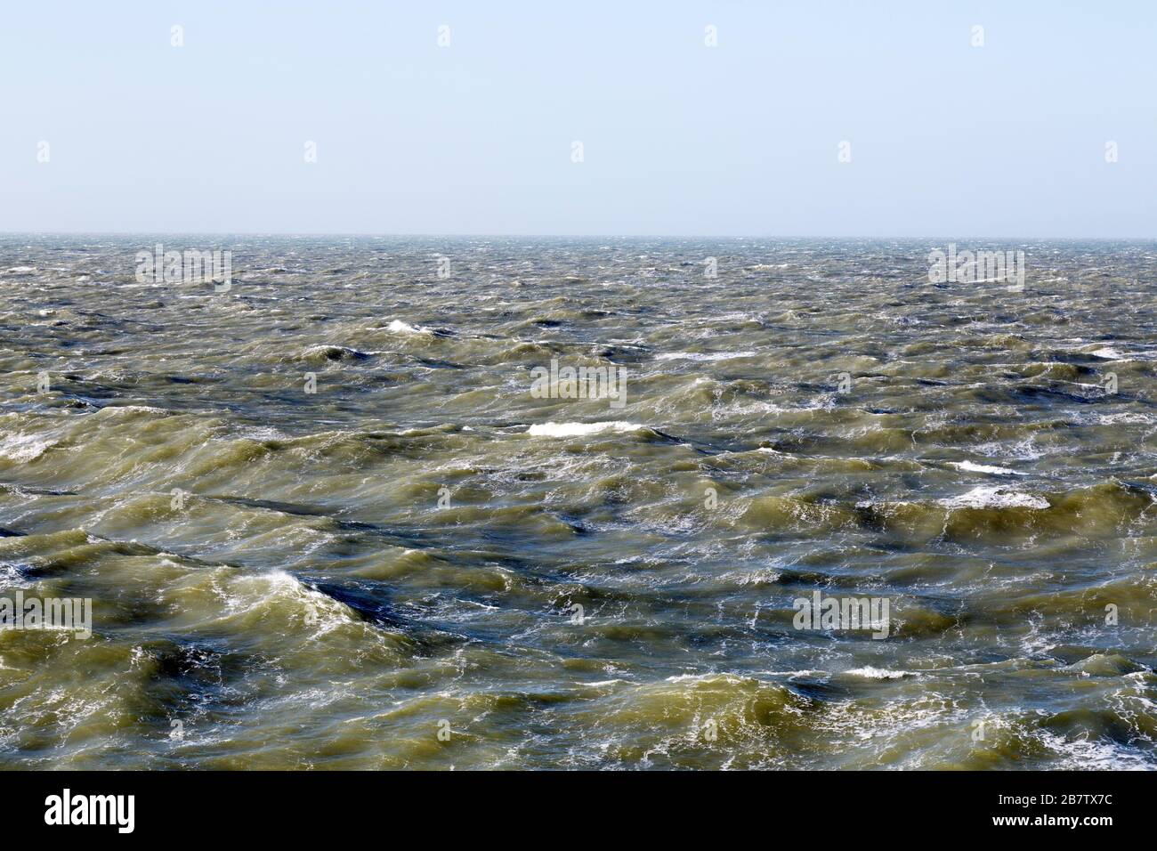 La mer du Nord dans les eaux internationales. Les vagues sont ondulations par des bouchons blancs. Banque D'Images