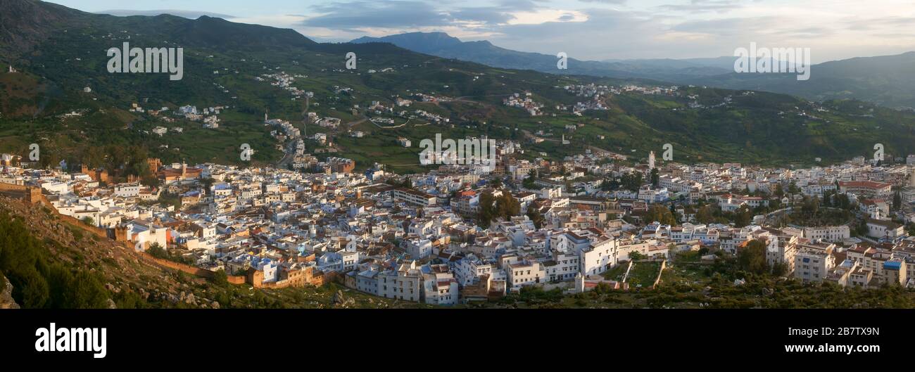 vue sur la magnifique ville bleue de chefchaouen, maroc Banque D'Images