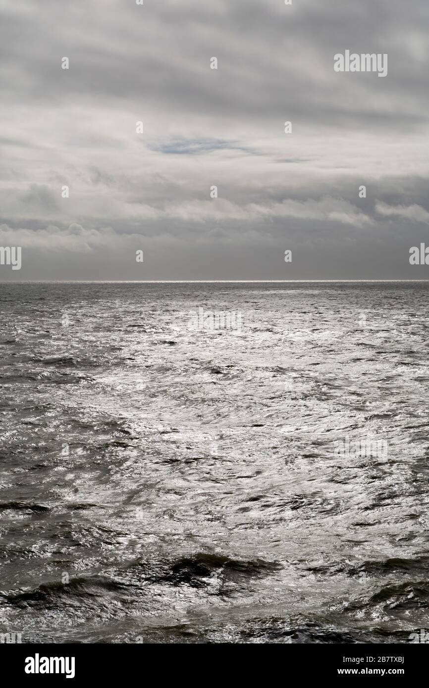 La mer du Nord dans les eaux internationales. La lumière du soleil capture les ondulations. Banque D'Images