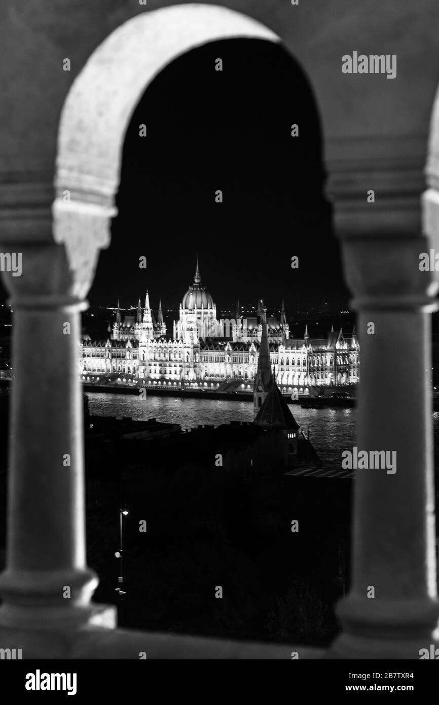 Vue de face de Buda à Pest à travers le Danube à Budapest, en Hongrie. Banque D'Images