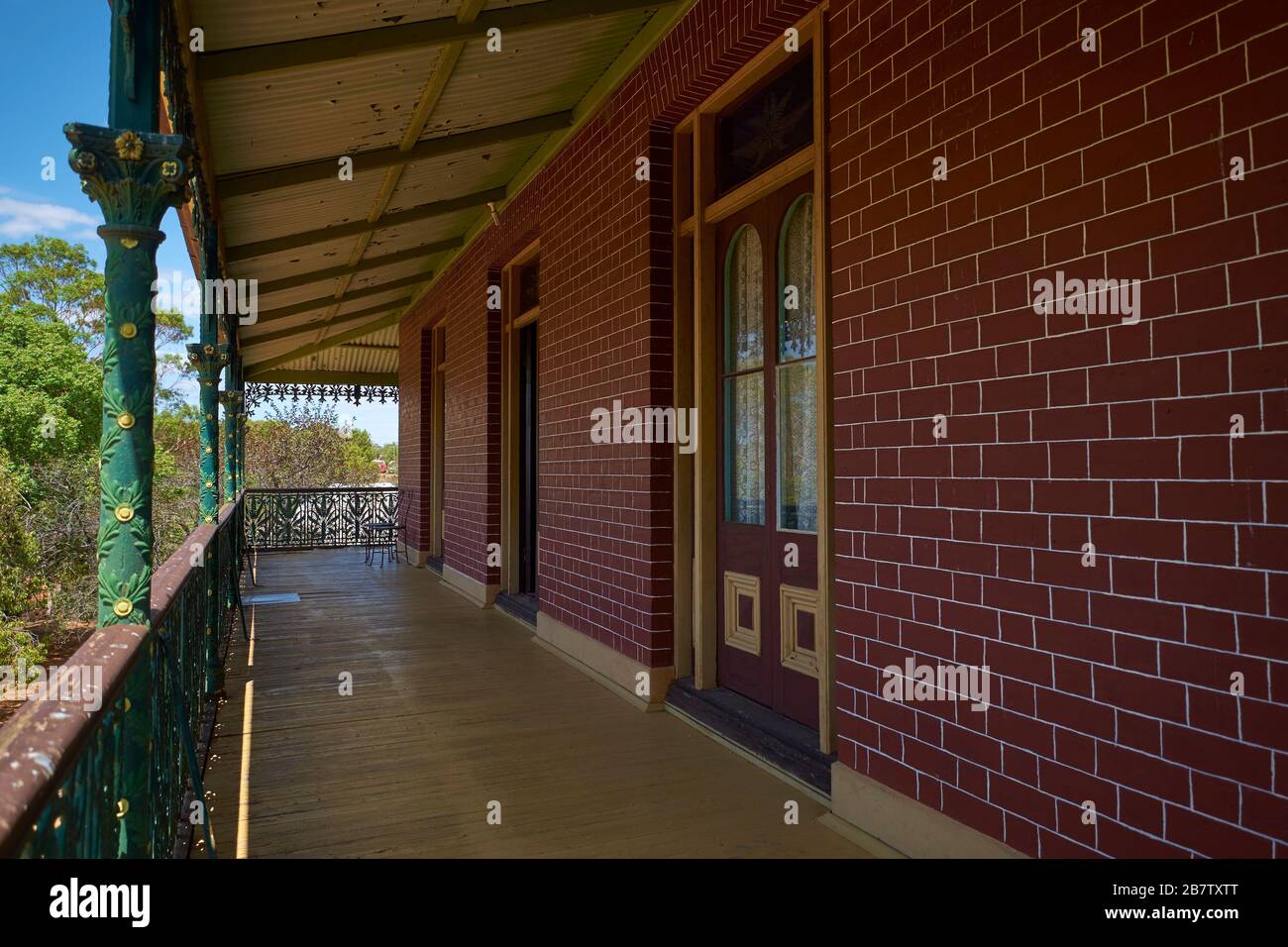 Balcon extérieur au deuxième étage du manoir Crawley. Au musée du Homestead colonial de Monte Cristo à Junee, Nouvelle-Galles du Sud, Australie. Banque D'Images