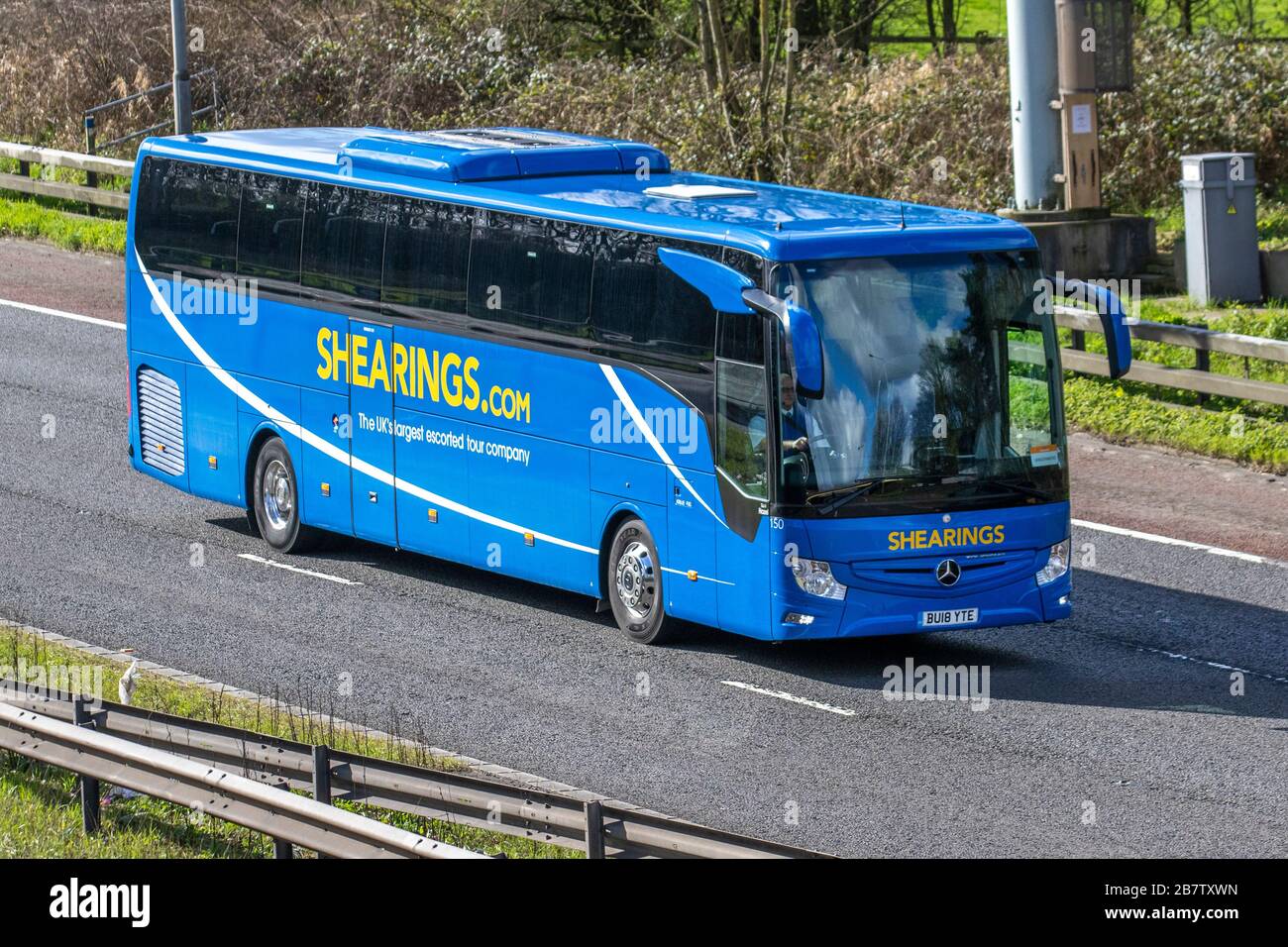 Shearings de luxe 2018 bleu Mercedes Benz PSV autocars voyageant sur l'autoroute M6, Royaume-Uni Banque D'Images