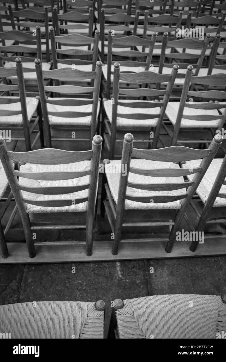 Des chaises vides à la place de la prière sans les gens à cause du virus Corona qui empêche l'accès aux fidèles Banque D'Images