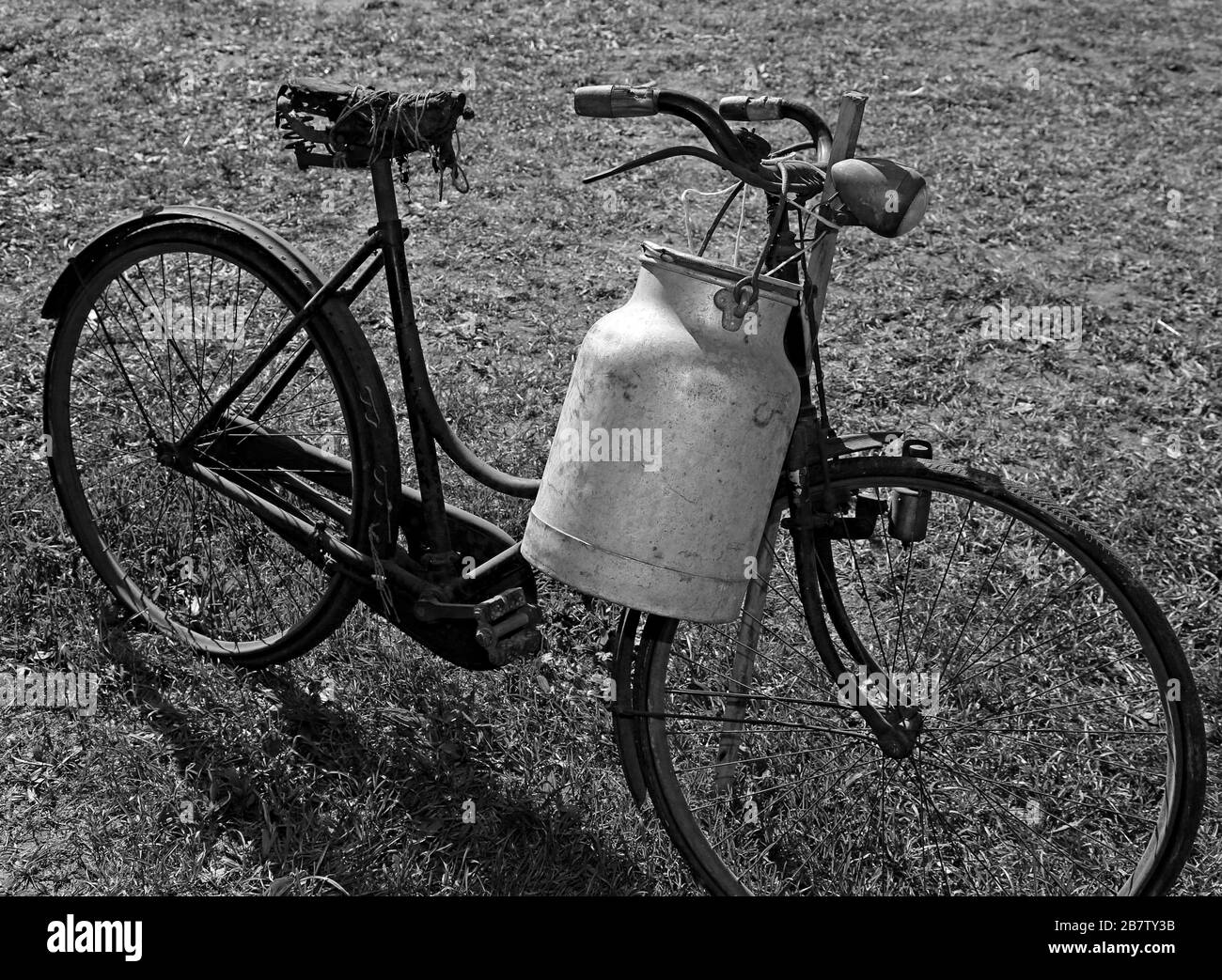 milkman pour bicyclettes et bac en aluminium pour le transport du lait laité à effet noir et blanc Banque D'Images