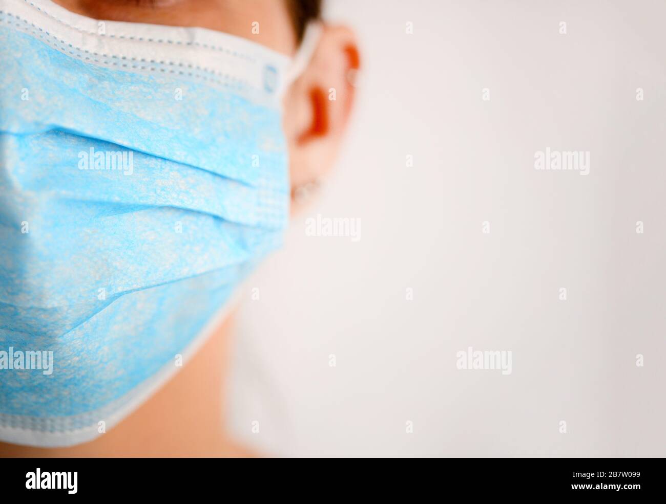 masque de protection contre les virus covid-19 coronavirus femme demi-visage Banque D'Images