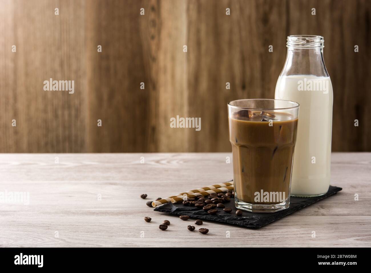 Café glacé ou Latte au caffe sur une table en bois Banque D'Images