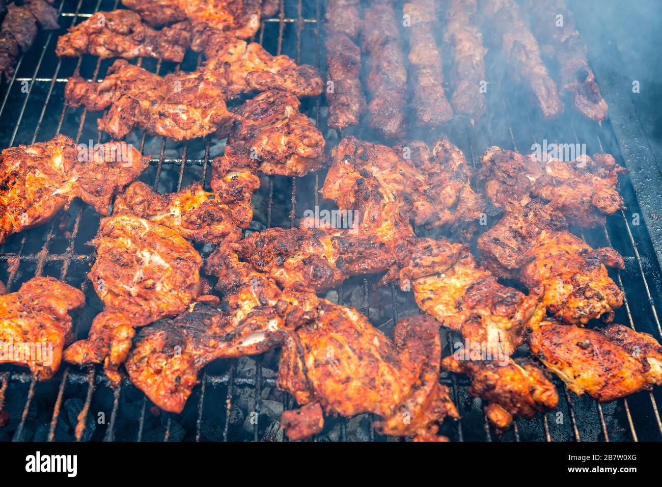 Cuisse de poulet grillé et jambes au-dessus des flammes sur un barbecue  Photo Stock - Alamy