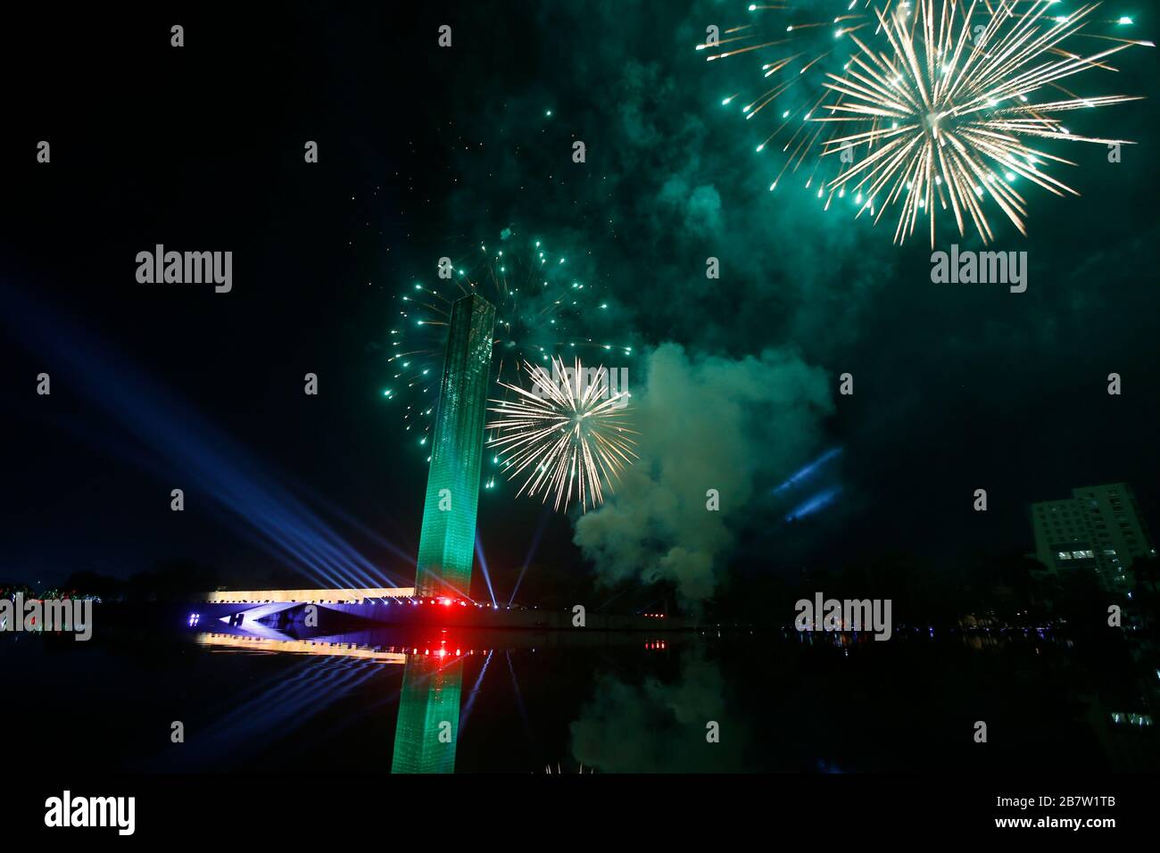 Le Swadhinata Stambha à Suhrawardy Udyan est baigné dans la lueur des feux d'artifice alors que la nation célèbre le 100ème anniversaire de naissance du Père du Na Banque D'Images