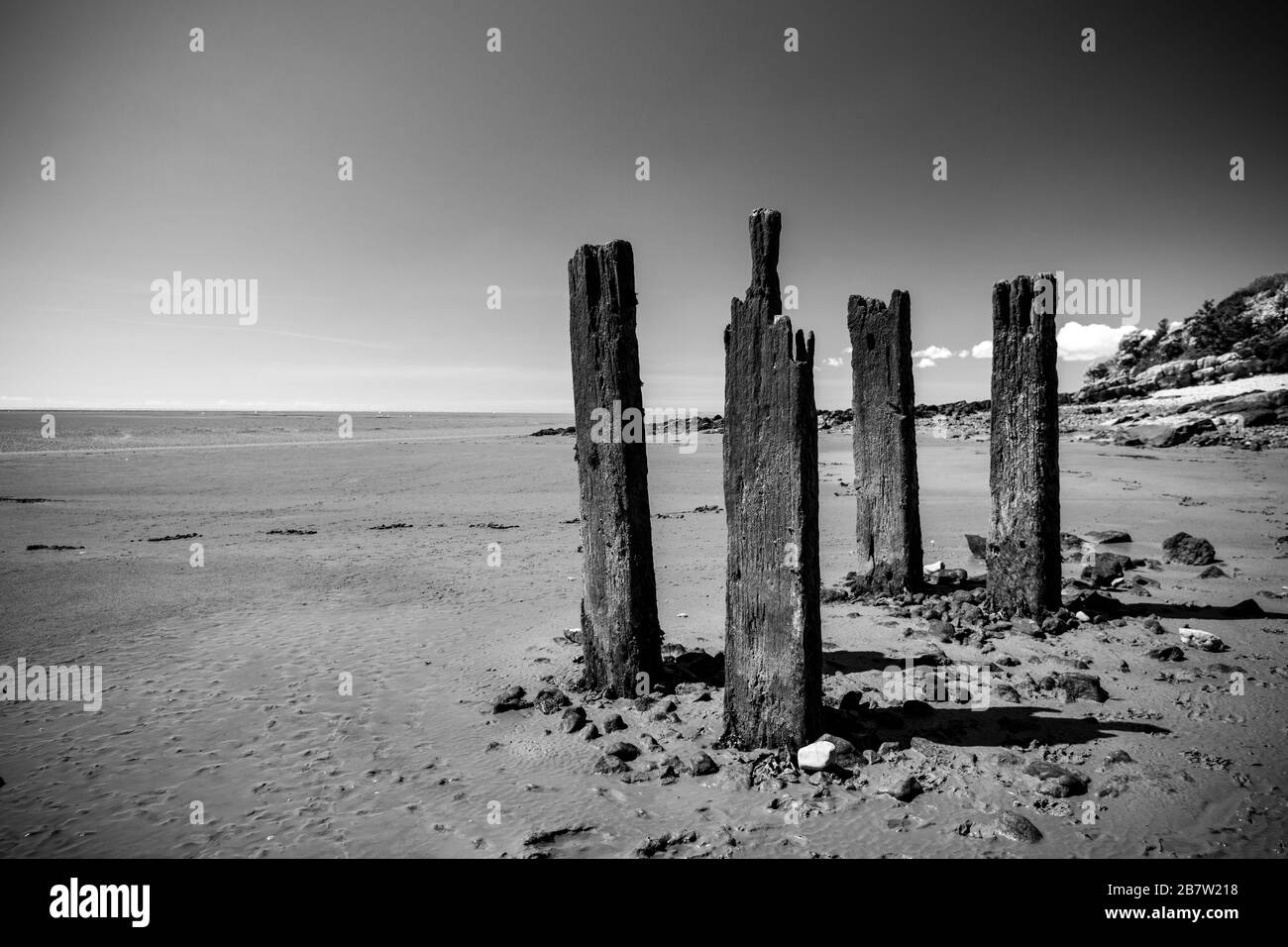 Vieilles structures en bois à marée basse près de Jenny Brown’s point près du village de Silverdale, Lancashire Angleterre GB. Banque D'Images