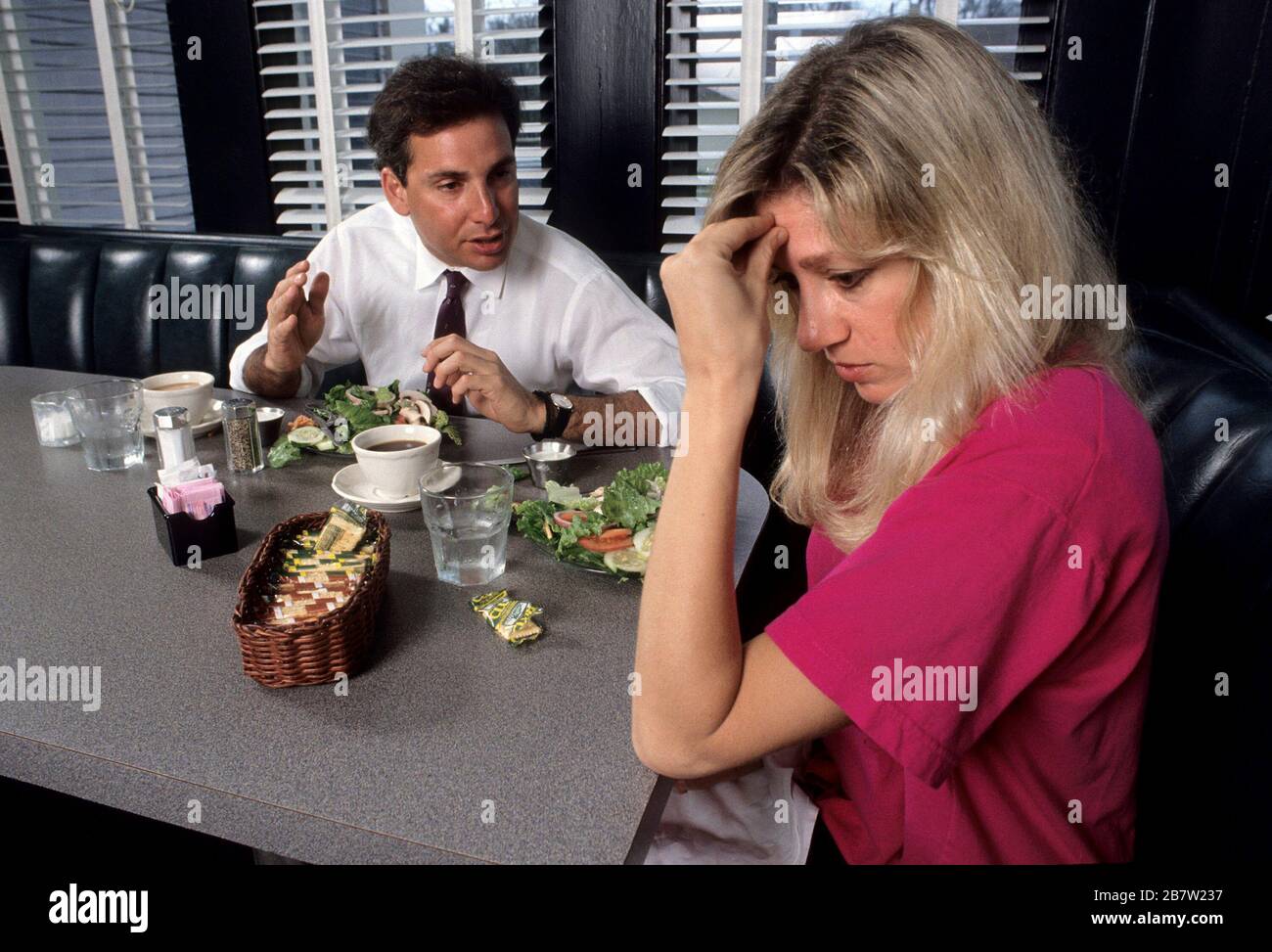 Austin Texas USA: Couple ayant des arguments en mangeant dans le restaurant. M. ©Bob Daemmrich Banque D'Images