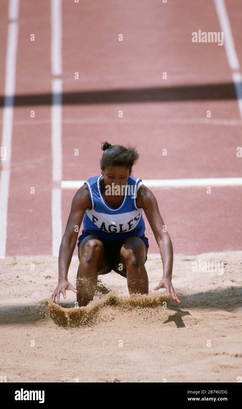 Austin, Texas États-Unis: Les athlètes de l'école secondaire débarquent dans une fosse de sable pendant la longue compétition de saut de filles à la piste de championnat de l'État et rencontre de terrain. ©Bob Daemmrich Banque D'Images