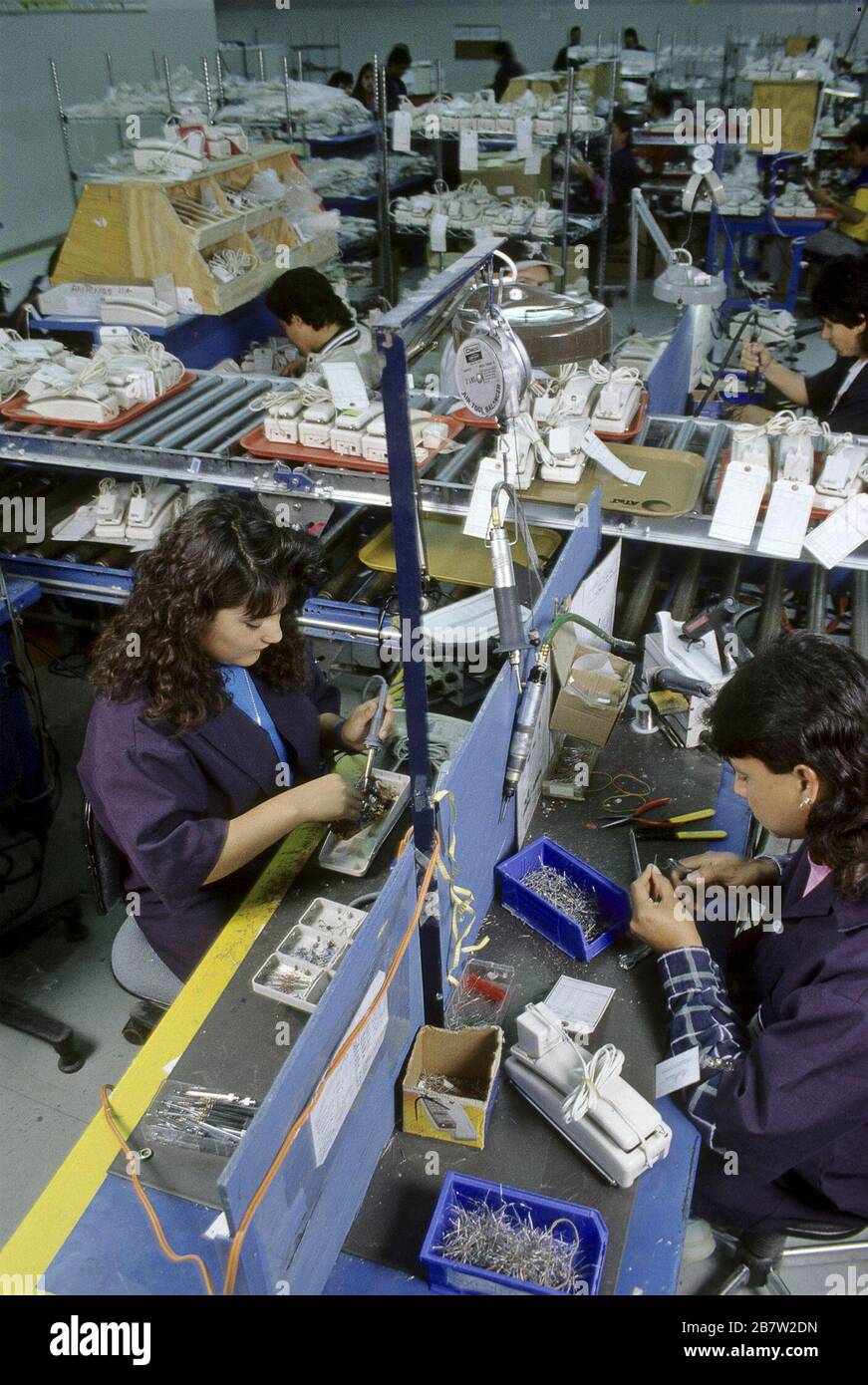 Nuevo Laredo, Mexique : les travailleurs mexicains font des réparations téléphoniques à l'installation D'AT&T maquiladora, jumelée à une usine similaire juste de l'autre côté de la frontière à Laredo, Texas. ©Bob Daemmrich Banque D'Images